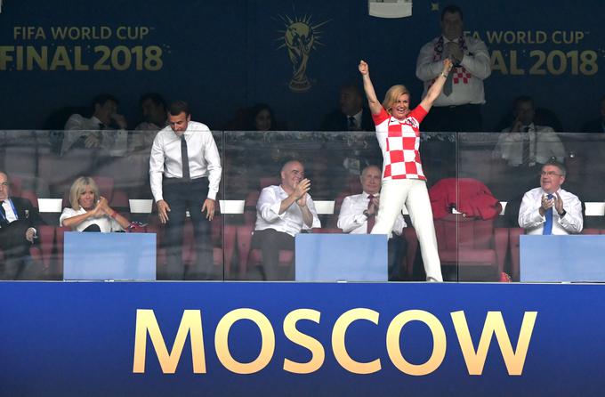 Takratna hrvaška predsednica Kolinda Grabar-Kitarović na častni tribuni ni zadrževala navijaških strasti. Zlasti po zadetku Ivana Perišića za izenačenje na 1:1. | Foto: Getty Images