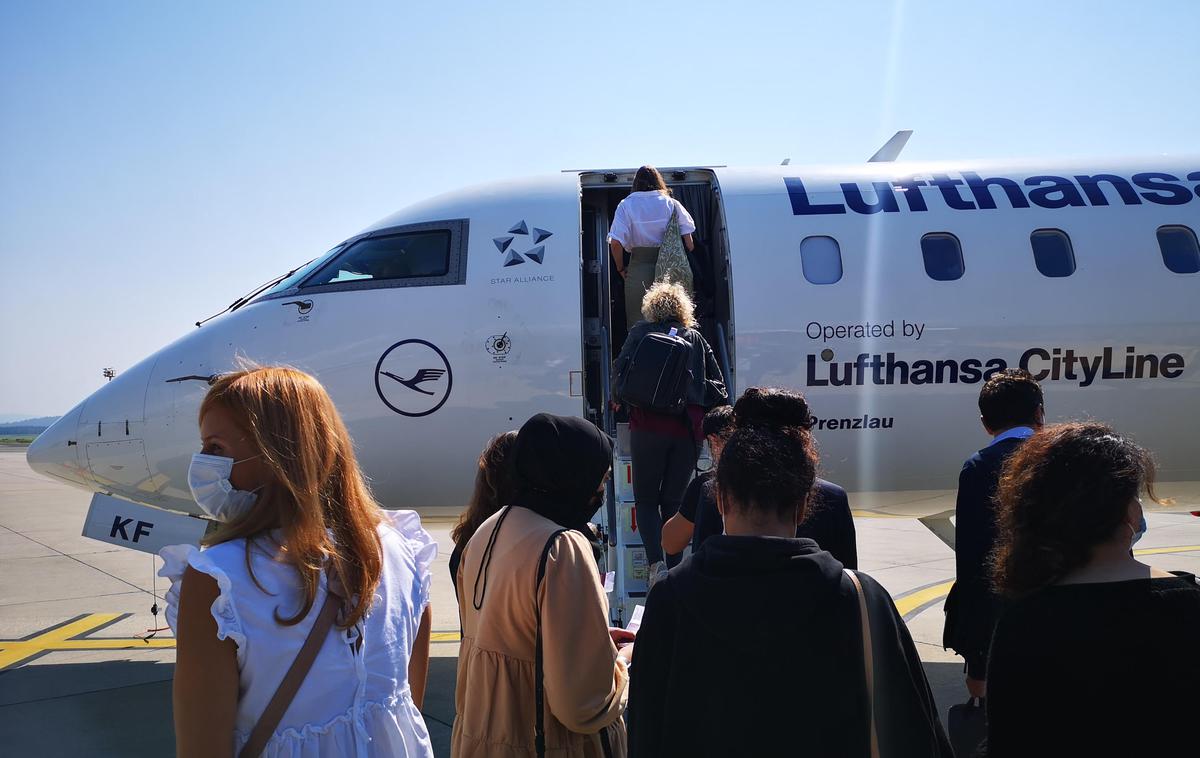 letalo letališče Brnik Frankfurt | Potovanje z letalom se je v nekaj mesecih povsem spremenilo, posledice omejitev bodo čutili predvsem letalski prevozniki in tudi letališča. | Foto Gregor Pavšič