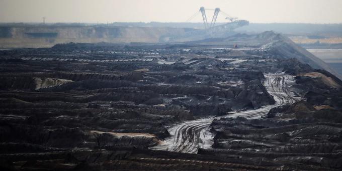 Takole je danes videti dnevni kop rudnika Welzow-Jug. V ozadju je eden od še večjih naslednikov Bagra 258. | Foto: Reuters