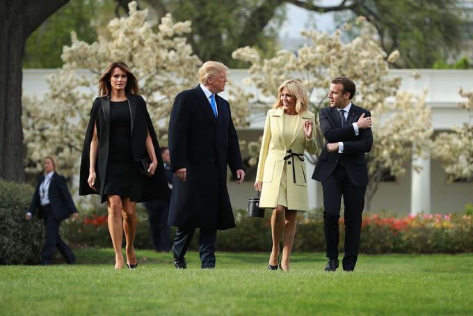 Zakonci Trump in Macron na sprehodu ob Beli hiši. | Foto: Getty Images