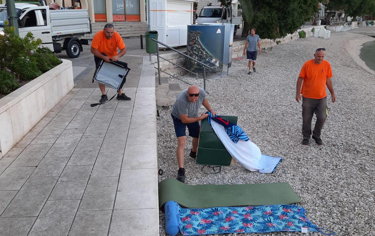 Hrvaška | Komunalni delavci so očistili plažo.  | Foto Facebook/Općina Gradac