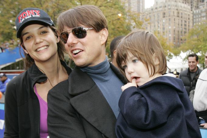 Tom Cruise je ljubezen do Katie Holmes razkril maja leta 2005 med intervjujem z Oprah Winfrey, kjer je skakal po kavču in vpil "Zaljubljen sem!". | Foto: Guliverimage