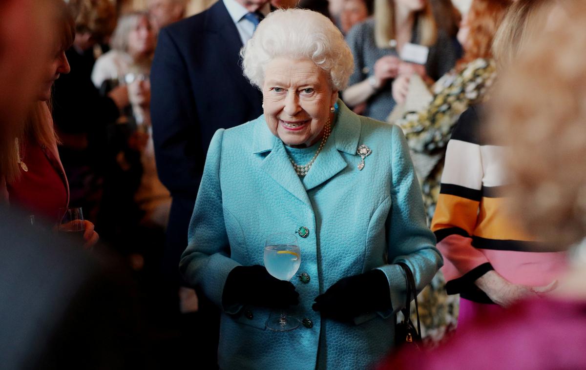 Kraljica Elizabeta | Britanska kraljica Elizabeta II. je kljub častitljivi starosti še vedno zelo aktivna in se ne boji novosti sodobnega življenja. | Foto Reuters