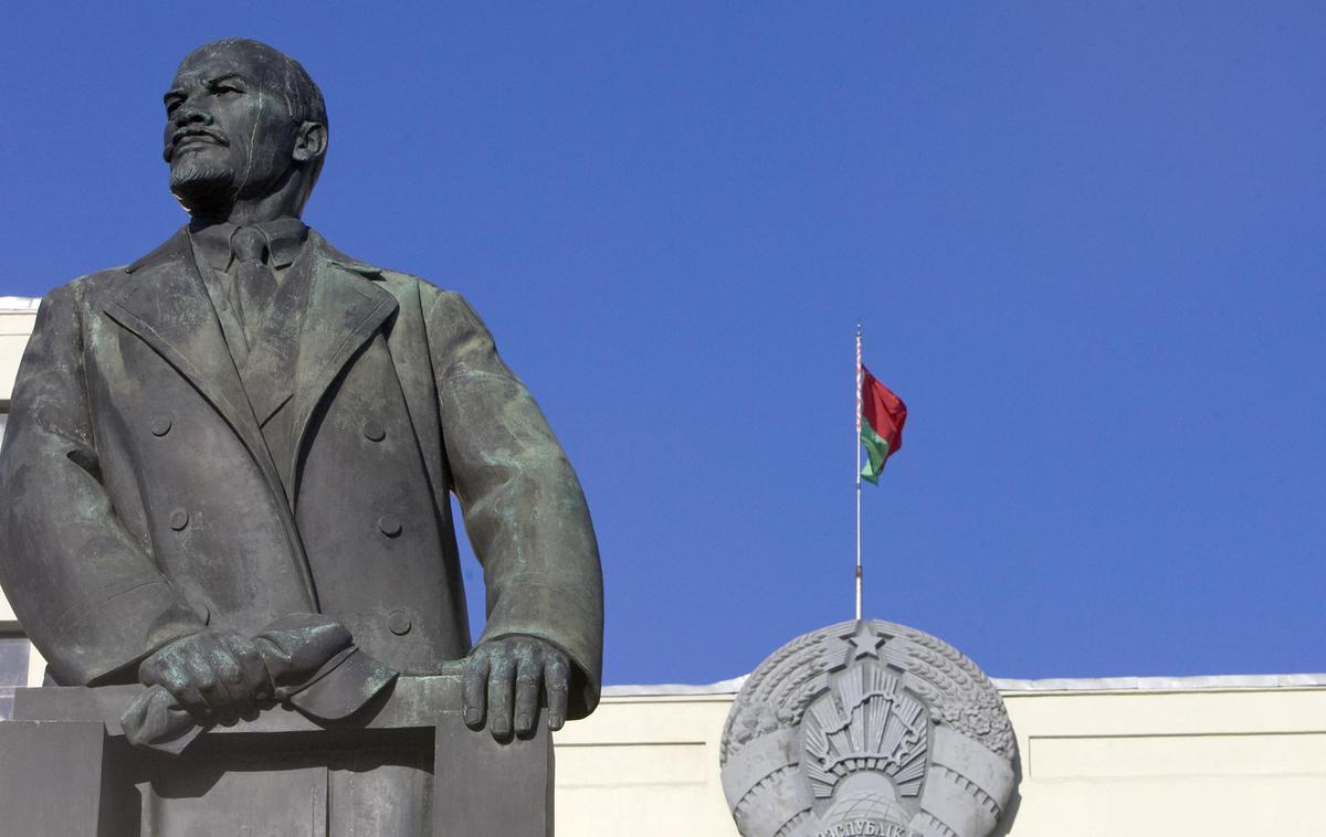 Leninov kip v Minsku | Lukašenkova Belorusija je država, ki je prežeta z nostalgijo po Sovjetski zvezi. Tudi na simbolni ravni. Pred beloruskim parlamentom stoji kip Lenina, ustanovitelja Sovjetske zveze. Na stavbi beloruskega parlamenta je beloruski grb s komunistično zvezdo, uzakonjen leta 1995, ki je skoraj enak grbu iz časov sovjetske Beloruske socialistične republike (manjkata le srp in kladivo). Kot zanimivost: stavba, v kateri je parlament, je ena redkih stavb v beloruski prestolnici, ki ni bila porušena v srditih nemško-sovjetskih spopadov v času druge svetovne vojne. | Foto Reuters
