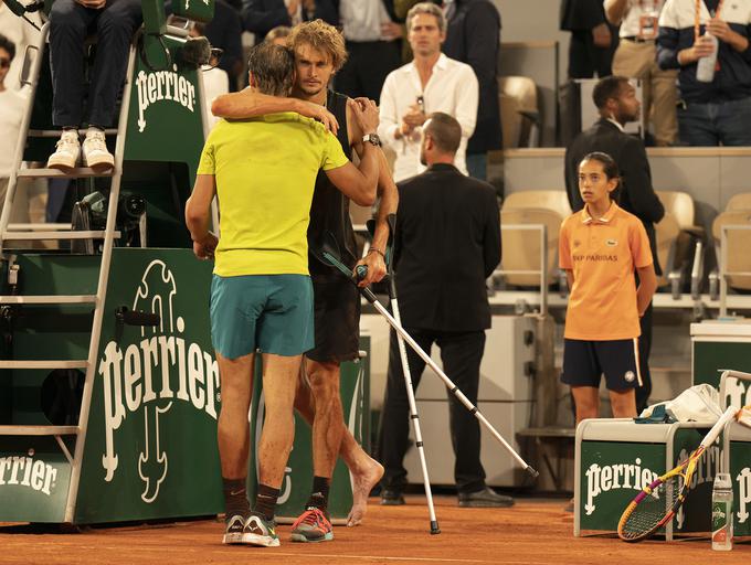 Solze bolečin in razočaranja za Zvereva, ki je moral predati polfinalni dvoboj. | Foto: Reuters