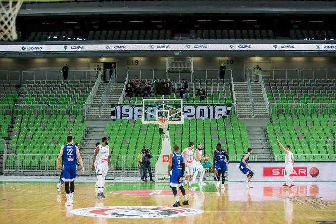 Ljubljanske tribune samevajo. | Foto: Vid Ponikvar/Sportida