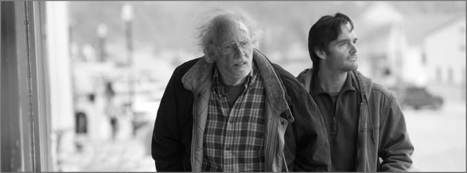 Alexander Payne (Potomci, Stranpoti, Gospod Schmidt) se je vrnil na cesto z nežno in pretanjeno komedijo o starcu, ki se odpravi v 1.200 kilometrov oddaljeno mesto Lincoln v Nebraski, kjer naj bi ga čakal milijon dolarjev. Film je veteranu Bruceu Dernu prinesel nagrado za najboljšega igralca v Cannesu in nominacijo za oskarja, za oskarje pa se je potegoval še v kategorijah za najboljši film, najboljšo režijo in najboljši izvirni scenarij.• V sredo, 28. 4., ob 23.35 na TV 1000.* | Foto: 