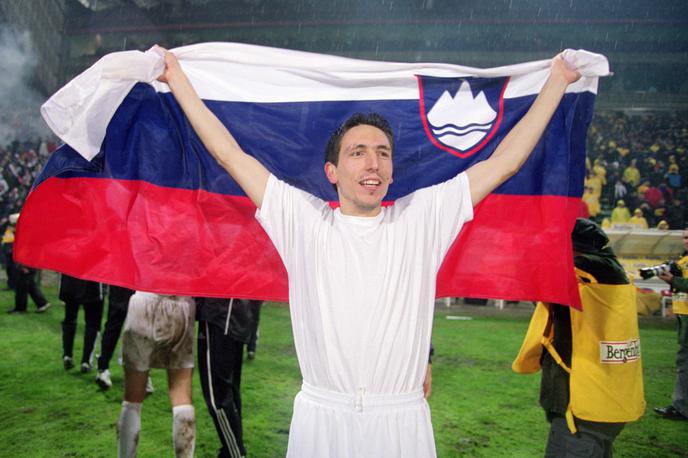 Zoran Pavlović | Nepozaben prizor iz deževne Bukarešte, ko je Zoran Pavlović leta 2001 proslavljal zgodovinski preboj Slovenije na svetovno prvenstvo. | Foto Guliver/Getty Images