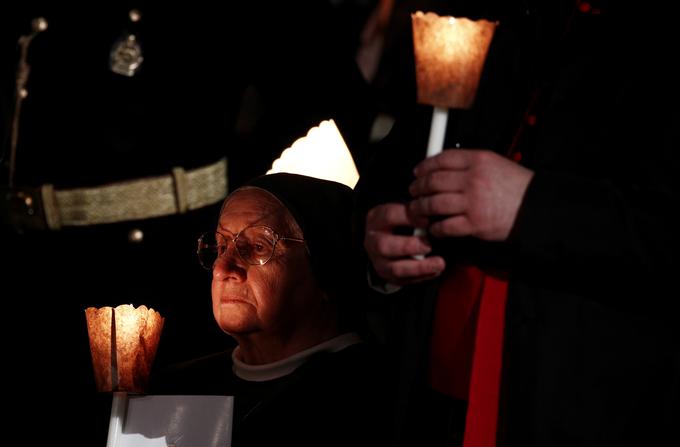Velikemu petku sledi velika sobota, ko se kristjani pred praznikom velike noči spominjajo mrtvega Jezusa v grobu. | Foto: Reuters