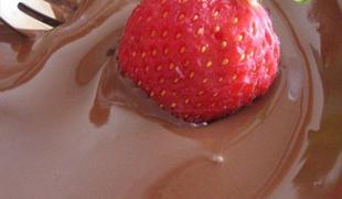 Ljubezenski grižljaji: Jagode in čokolada namesto ledenih kock