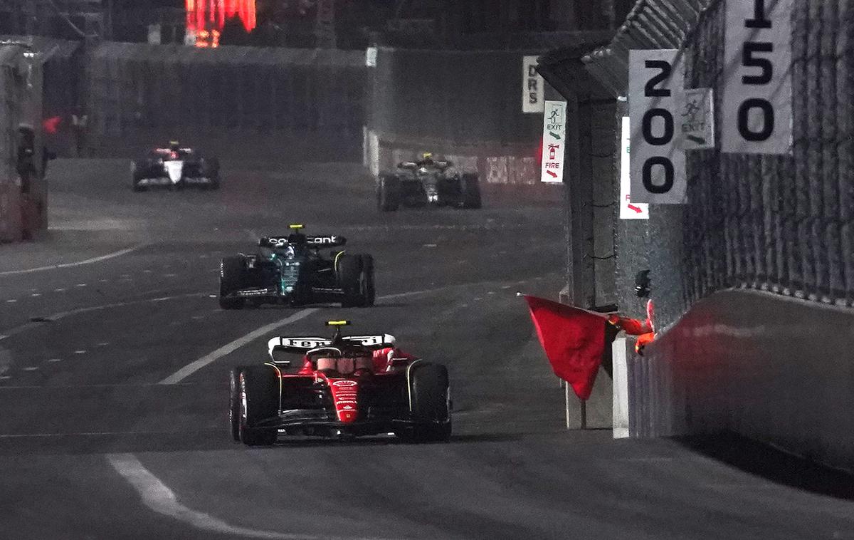 F1 Vegas Carlos Sainz Ferrari | Carlos Sainz je zaradi luknje v dirkalniku, ki jo je povzročil pokrov jaška, ustavil sredi Stripa. | Foto Guliverimage