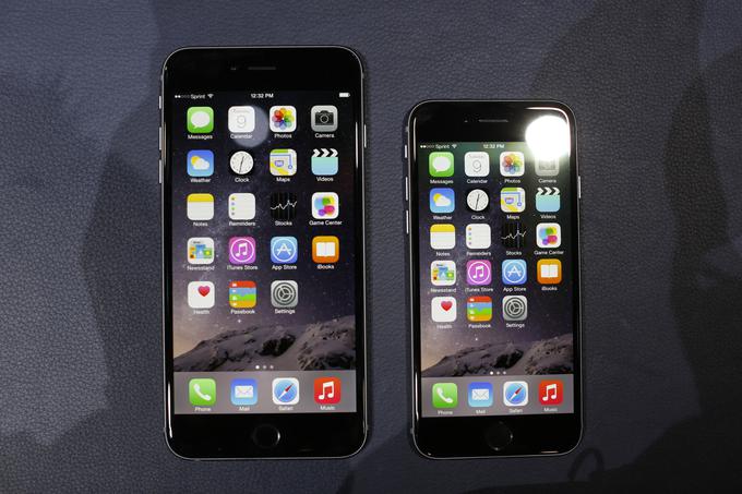 iPhone 6 Plus (levo) in iPhone 6 (desno) nista le Applovi največji prodajni uspešnici, temveč tudi najbolje prodajana pametna telefona vseh časov ter za Nokio 1100 in Nokio 1110 tudi na tretjem mestu najbolje prodajanih mobilnikov vseh časov. | Foto: Reuters