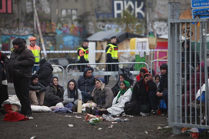 Leta 2015 je na Švedsko prišlo skoraj 163 tisoč prosilcev za azil. Na fotografiji: skupina prosilcev za azil jeseni 2015 v mestu Malmö. | Foto: Reuters