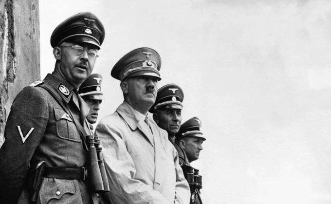 Prvi mož SS je bil od leta 1929 Heinrich Himmler. Na fotografiji: Himmler v ospredju, ob njem Adolf Hitler. | Foto: Reuters