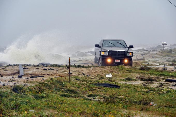 Na zahodu Floride do štiri metre visoki valovi zalivajo obalo. | Foto: Reuters