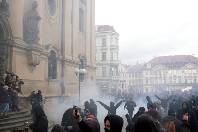 Ukrepi so na ulice Prage v nedeljo pognali več tisoč protestnikov. | Foto: Reuters