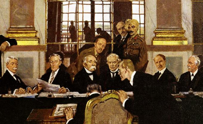 28. junija 1919 so morali predstavniki nemške države v zrcalni dvorani podpisati versajsko mirovno pogodbo, ki je bila za večino Nemcev ponižujoča. Jeza nad versajsko mirovno pogodbo je pomagala k vzponu Adolfa Hitlerja. | Foto: commons.wikimedia.org