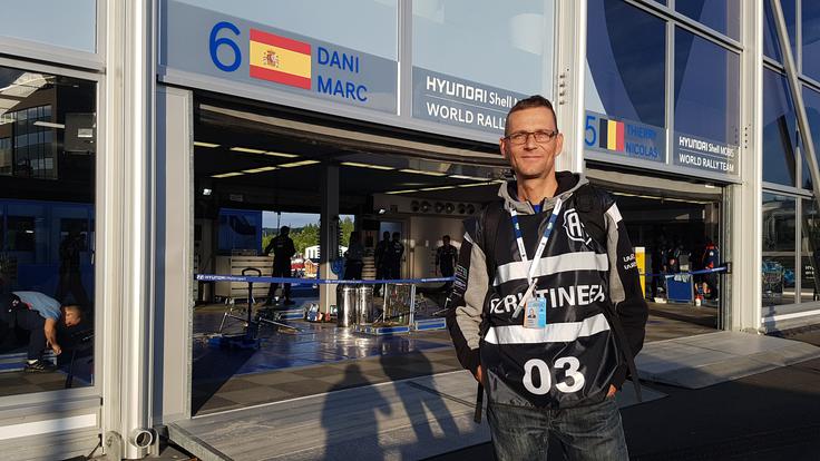 Reli Finska Slovenski tehnični komisar Janez Flerin je bedel nad delom ekipe na dirkalniku Danija Sorda (Hyundai). | Foto: Gregor Pavšič