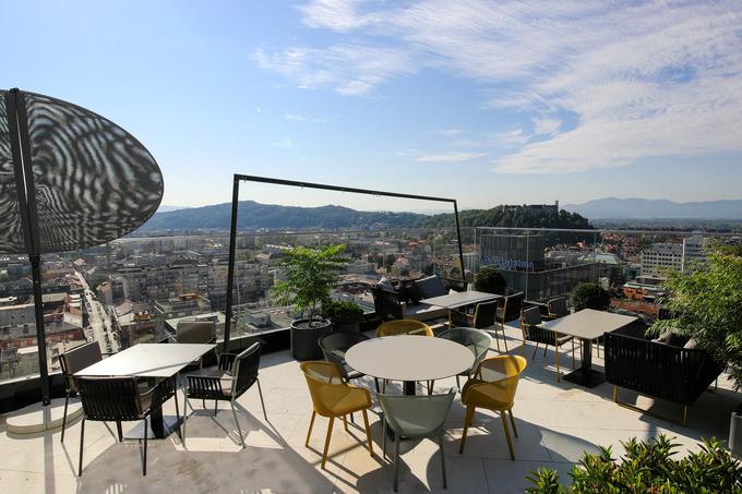 Restavracija in bar na terasi sta opremljena s pohištvom priznanega španskega proizvajalca Kettal. | Foto: Matic Klanšek Velej/Sportida