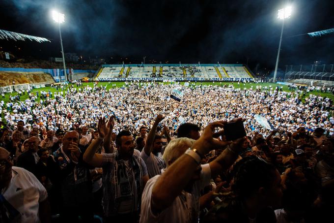 Igrišče so preplavili  navijači. | Foto: Grega Valančič/Sportida