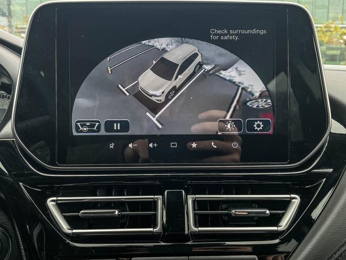 360-stopinjski pogled je prijetna novost, prav tako pa prikaz na zaslonu. Slika se namreč vrti okoli avtomobila in tako še povečuje njihovo uporabnost. | Foto: Gašper Pirman