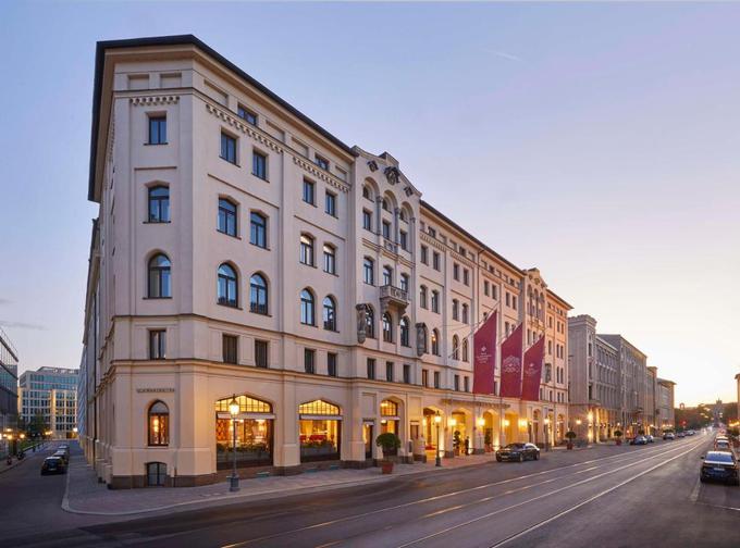 Razkošni hotel Vier Jahreszeiten Kempinski je začasni dom družine Harryja Kana. | Foto: booking.com