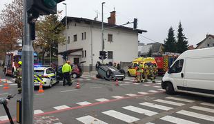 Avtomobil po trčenju sredi Ljubljane obrnilo na streho #foto