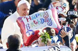 Papež ob rojstnem dnevu brezdomcem podaril nove spalne vreče