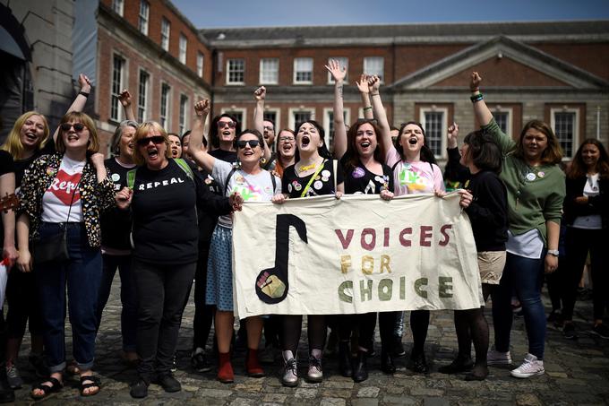Irke v Dublinu danes proslavljajo odpravo prepovedi splava. | Foto: Reuters