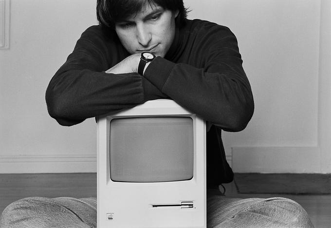 Steve Jobs in Macintosh. Jobsova ekipa razvijalcev tega osebnega računalnika je imela slabe odnose z drugimi oddelki Appla, za nameček pa se je Jobs do svojih sodelavcev občasno obnašal kot tiran, saj je od njih pričakoval ogromno, včasih tudi nemogoče.  | Foto: 