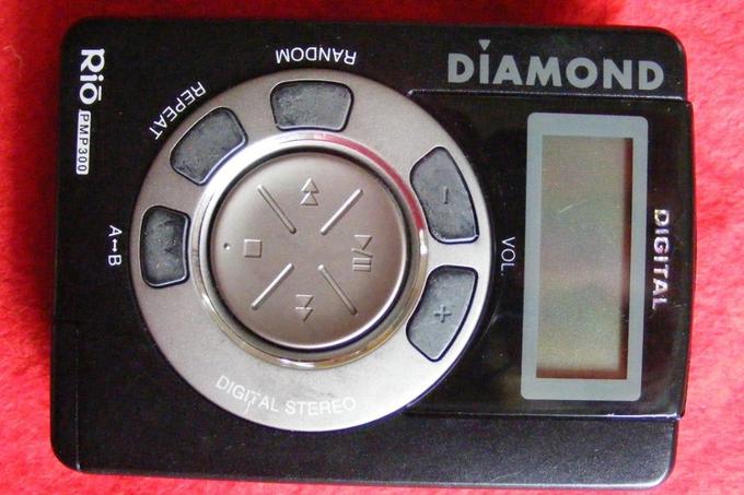 Primerek predvajalnika Diamond Rio PMP300 s spletne trgovine Ebay. Tale je slabše ohranjen, za brezhibne pa prodajalci želijo tudi toliko, kot je za napravo leta 1998 zahteval Diamond in sicer okrog 200 ameriških dolarjev. | Foto: 