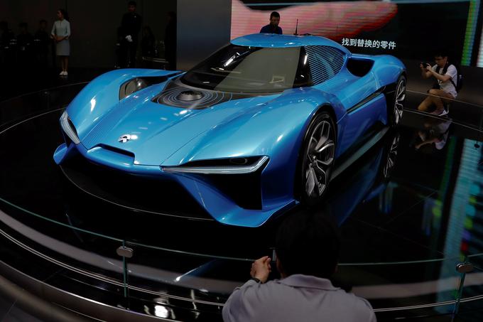 Kitajski električni superšportnik poganjajo štirje elektromotorji s skupno močjo en megavat, do 200 kilometrov na uro pospeši v 7,7 sekunde in doseže najvišjo hitrost 313 kilometrov na uro. | Foto: Reuters