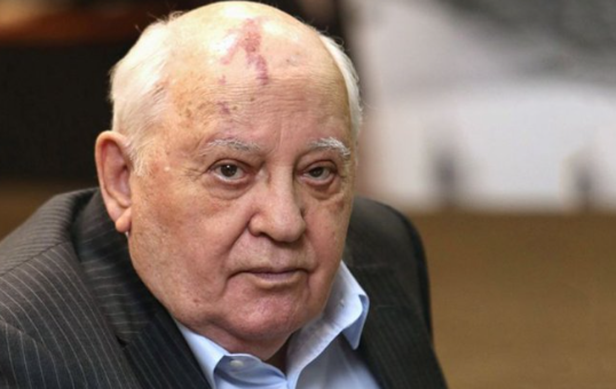 Gorbačov | Putin je danes obiskal bolnišnico v Moskvi, kjer je umrl Gorbačov, ter se mu poklonil in k njegovi krsti položil cvetje.