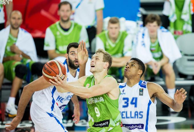 Jaka Blažič in Giannis Antetokounmpo na EuroBasketu 2015 | Foto: Vid Ponikvar