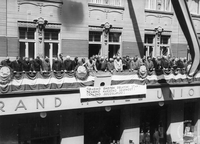 Anton Korošec s terase ljubljanskega hotela Union pozdravlja zbrano množico. | Foto: neznan, hrani: Muzej novejše zgodovine Slovenije