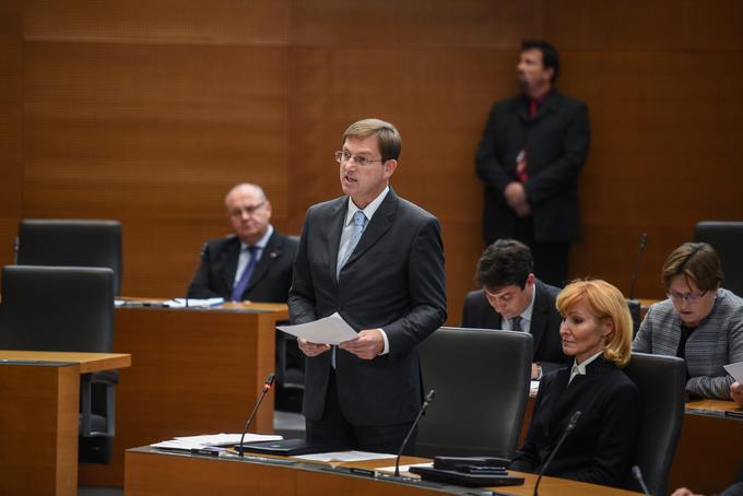 Premier Miro Cerar navaja, da osnovna oskrba prosilca za mednarodno zaščito davkoplačevalce mesečno stane 386 evrov. | Foto: STA ,