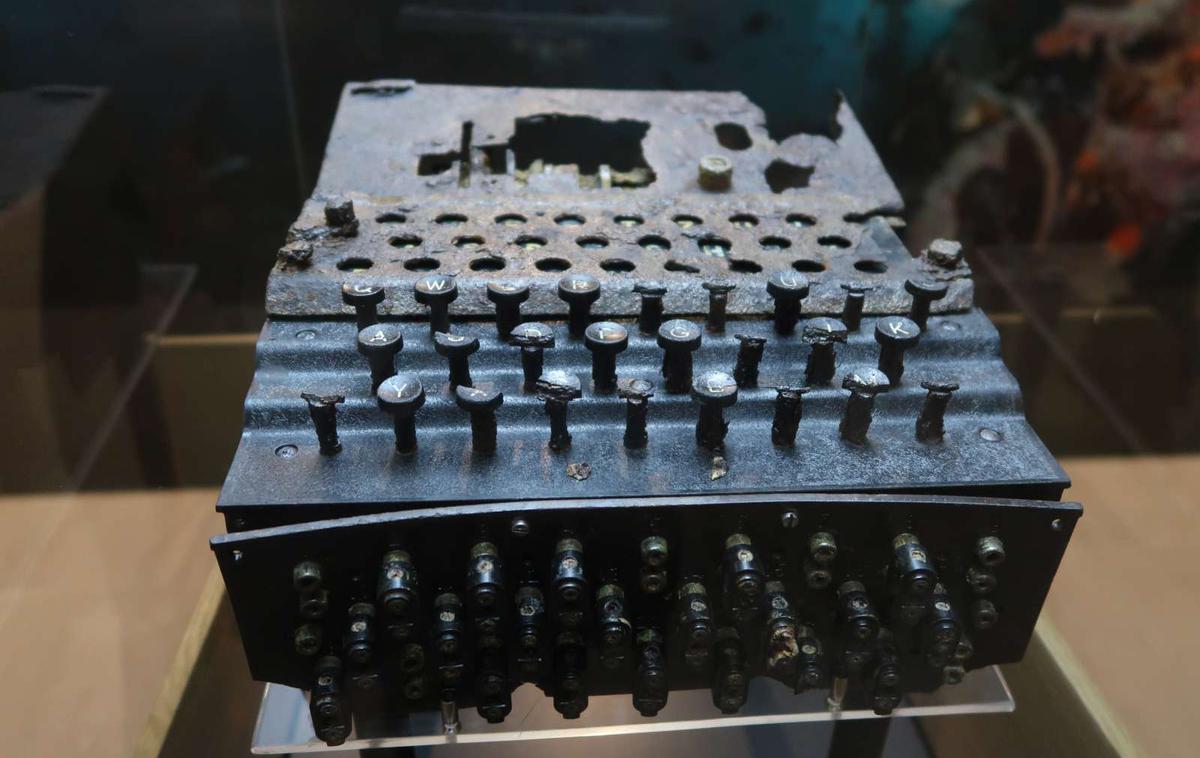 enigma, šifrirna naprava, Pivka | Restavrirano enigmo si bodo lahko skupaj z drugimi predmeti s potopljenega minolovca in zgodbo o šifrirnem stroju med prvimi ogledali obiskovalci podmorničarskega vikenda, ki bo v pivškem muzeju ta konec tedna. | Foto STA