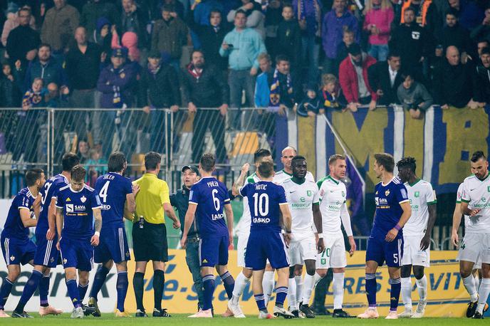 NK Olimpija NK Maribor | Nogometaši Maribora so v 79. minuti obkrožili sodnika Mateja Juga. | Foto Mario Horvat/Sportida