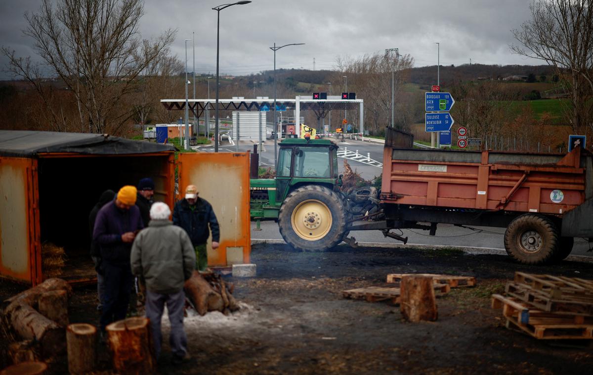 Francoski kmetje | V zadnjih dneh je francoska vlada kmetom obljubila različne oblike pomoči. | Foto Reuters