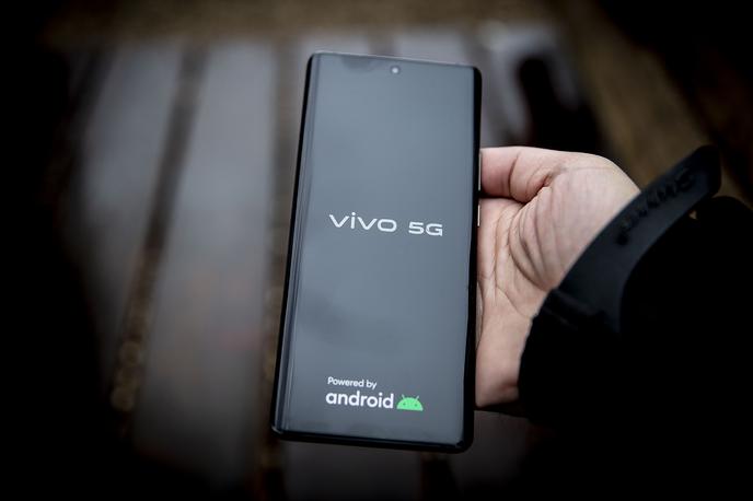 VIVO x90 pro | Zaslon AMOLED pametnega telefona Vivo X90 Pro po diagonali meri 6,78 palca, kar je 17,2 centimetra, in se lahko pohvali tudi z najvišjo deklarirano stopnjo odpornosti na vodo in prah (IP68).  | Foto Ana Kovač