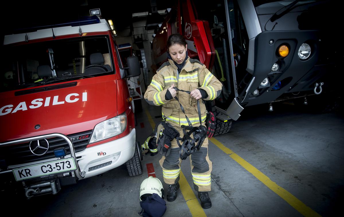 Gasilka Anuška Mandeljc | Med članicami je več kot 5700 operativnih gasilk z ustreznimi znanji, ki se udeležujejo intervencij in organizirajo samostojne operativne vaje. Povečuje se število prvih posredovalk, nosilk IDA (izolirnih dihalnih naprav), tehničnih reševalk in gasilk, ki opravljajo delo v logistiki. Imamo tudi voznice intervencijskih vozil, za katera je potreben izpit C kategorije. | Foto Ana Kovač