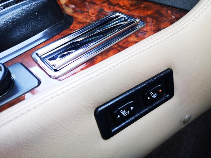 Avtomobil pozna kar nekaj elektronskih pripomočkov. Eden takih je gretje sedežev. | Foto: Gregor Pavšič