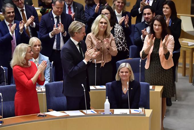 Anderssonova je bila za prvo žensko na čelu švedske vlade izvoljena 24. novembra, a je že po nekaj urah odstopila. Razlog je bil izstop Zelenih iz njene koalicije. Na Švedskem velja ustavna praksa, da v primeru izstopa katere stranke iz koalicije koalicijska vlada odstopi. Zeleni so izstopili iz vlade, ker je parlament potrdil opozicijski predlog proračuna. Znova je bila Anderssonova za premierko izvoljena ta ponedeljek. Njena vlada je manjšinska, v njej pa so samo socialdemokrati. | Foto: Guliverimage/Vladimir Fedorenko