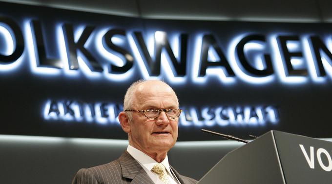 Ferdinand Piech je leta 1993 postal predsednik koncerna Volkswagen, kjer je strah pred bankrotom spremenil v pravo zgodbo o uspehu. Bil je ključni mož za širitev koncerna v pravi avtomobilski imperij, ki že dolgo nima konkurence v Evropi, lani pa je prvič postal tudi največji proizvajalec avtomobilov na svetu. | Foto: Reuters
