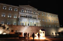 Grki na novo varčevanje odgovorili z ognjem #video