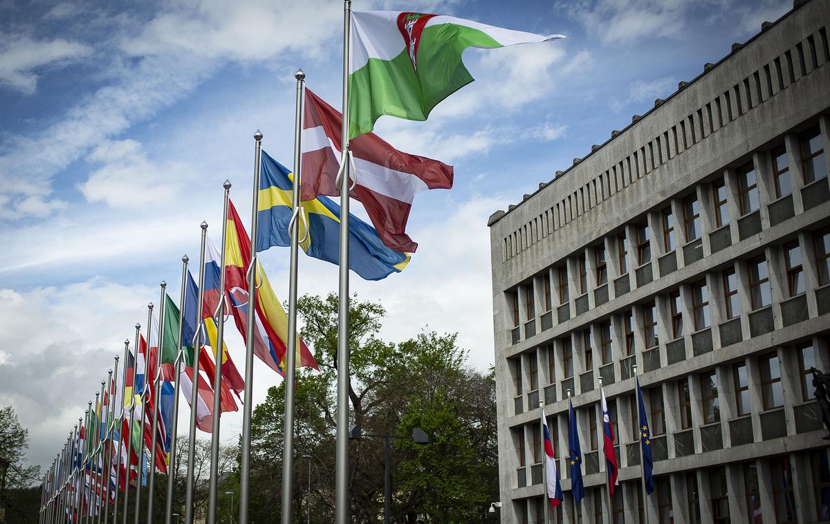 Zastave pred parlamentom | Foto Ana Kovač