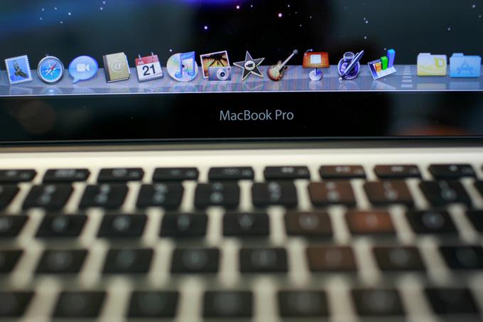 Applovi računalniki Mac nimajo gumba PrtScr, a uporabniku zato ponujajo hitrejši način zajema zaslona. | Foto: Reuters