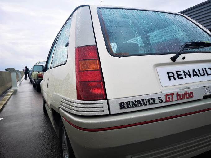 Renault je s "petko" GT turbo že v osemdesetih dokazal pomen majhne mase. Ta avtomobil se še danes pelje zelo lahkotno in všečno. | Foto: Gregor Pavšič