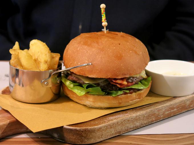 Burger, pripravljen z mesom avtohtonega istrskega goveda, cenijo na visokih 12 evrov in pol. | Foto: Miha First