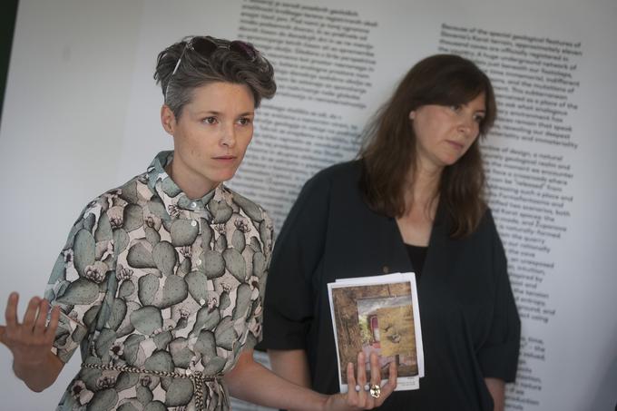Kustosinji letošnjega oblikovalskega bienala Angela Rui in Maja Vardjan (z leve proti desni) | Foto: Bojan Puhek